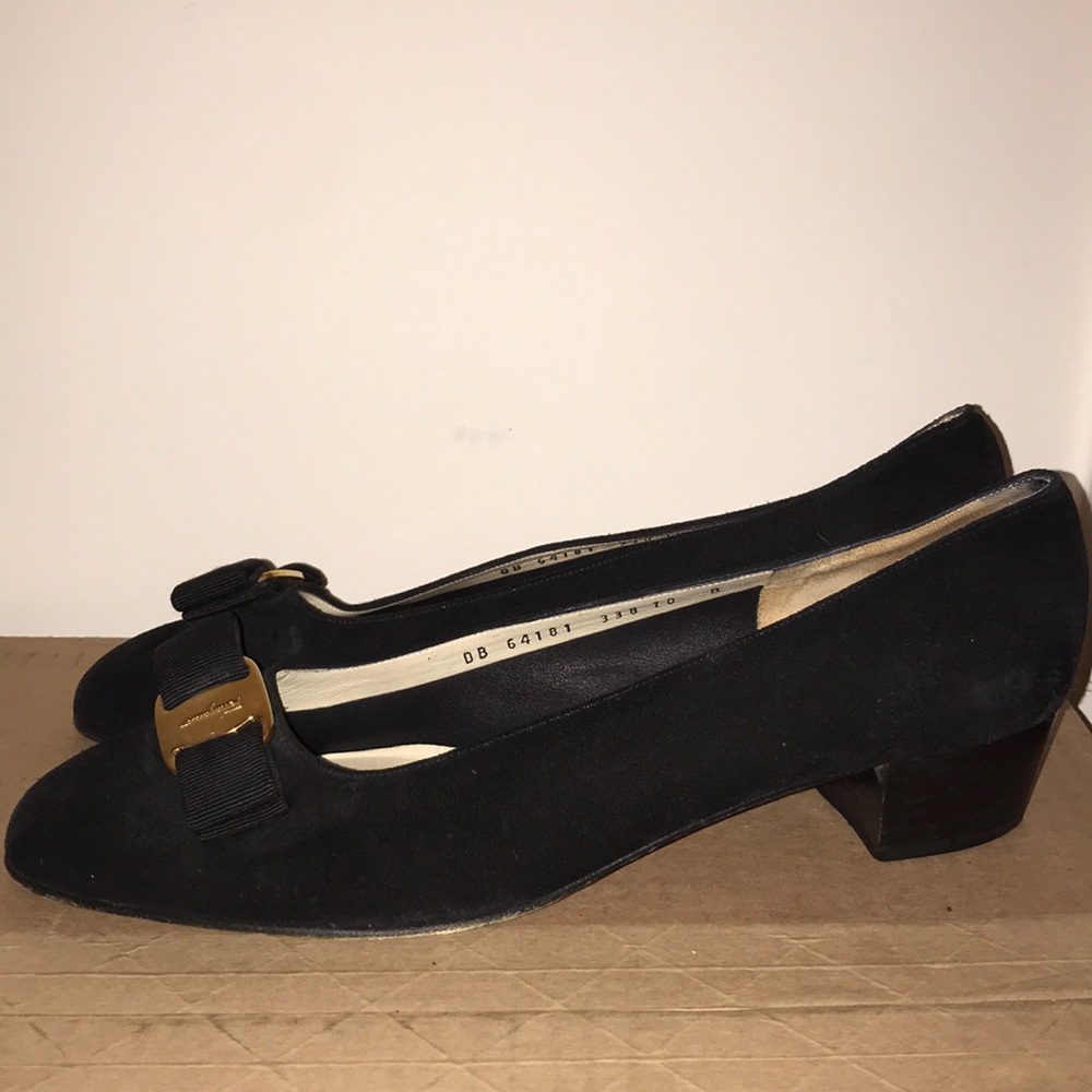 Salvatore Ferragamo Vara Velvet Bow Pumps Size 10B